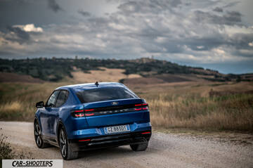 Ford Capri – rear three-quarter, blue on a country road