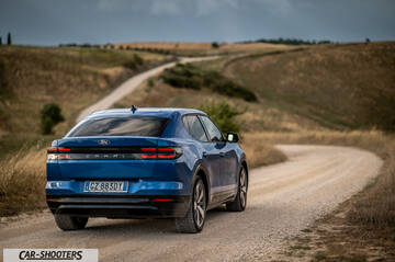 Ford Capri – rear three-quarter, blue on a dirt road