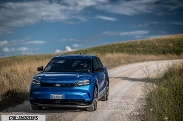 Ford Capri – front three-quarter, blue on a dirt road