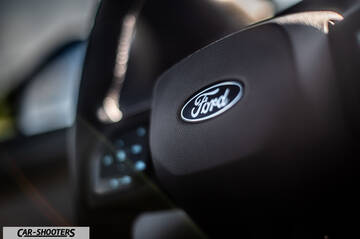 Ford Capri – interior, steering wheel with ford logo
