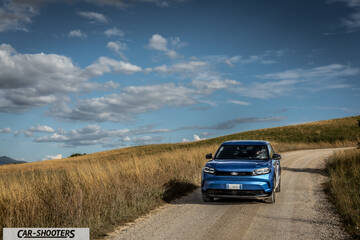 Ford Capri – front three-quarter, blue on a country road
