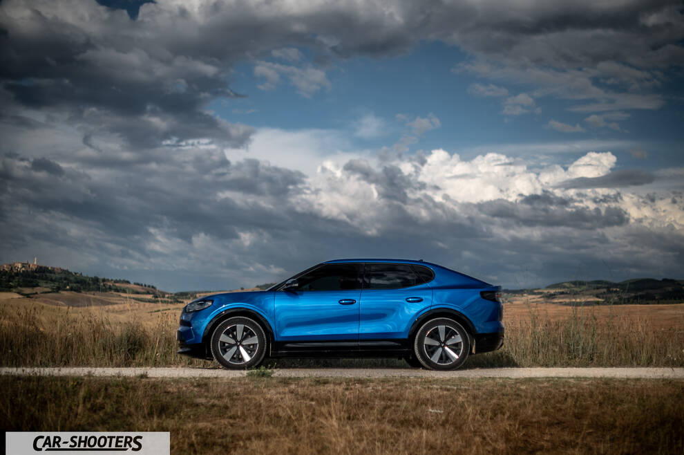 Ford Capri – side profile, blue on a country road