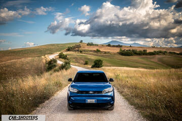 Ford Capri – front three-quarter, blue on a dirt road