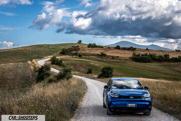 Ford Capri – front three-quarter, blue on a country road