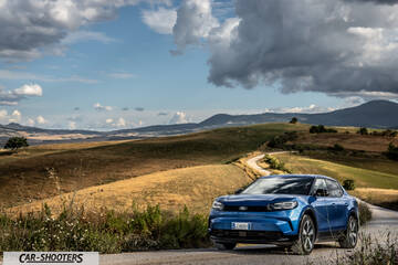 Ford Capri – front three-quarter, blue on a country road