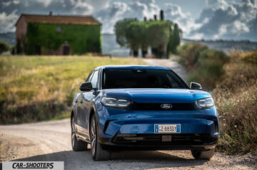 Ford Capri – front three-quarter, blue metallic on a country road