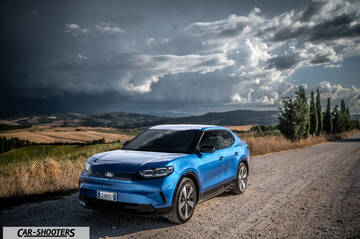 Ford Capri – front three-quarter, blue on a dirt road