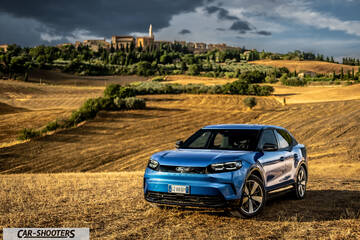 Ford Capri – front three-quarter, blue against a Tuscan landscape backdrop