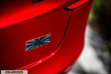 Tesla Model 3 Performance – detail, emblem close-up