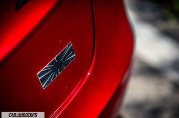 Tesla Model 3 Performance – detail, emblem close-up