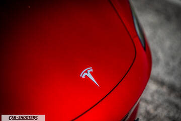 Tesla Model 3 Performance – detail, hood badge close-up