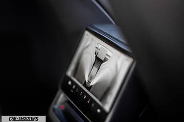 Tesla Model 3 Performance – interior, rear seat climate control screen