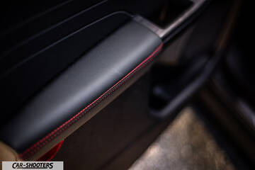 Ford Kuga 2025 – detail, door panel with red stitching