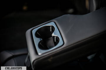 Ford Kuga 2025 – interior, rear center armrest with cupholders