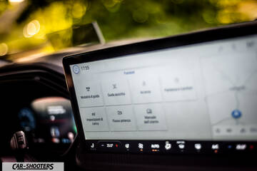 Ford Kuga 2025 – dashboard, infotainment touchscreen display