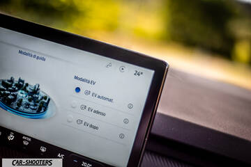 Ford Kuga 2025 – dashboard, touchscreen infotainment display