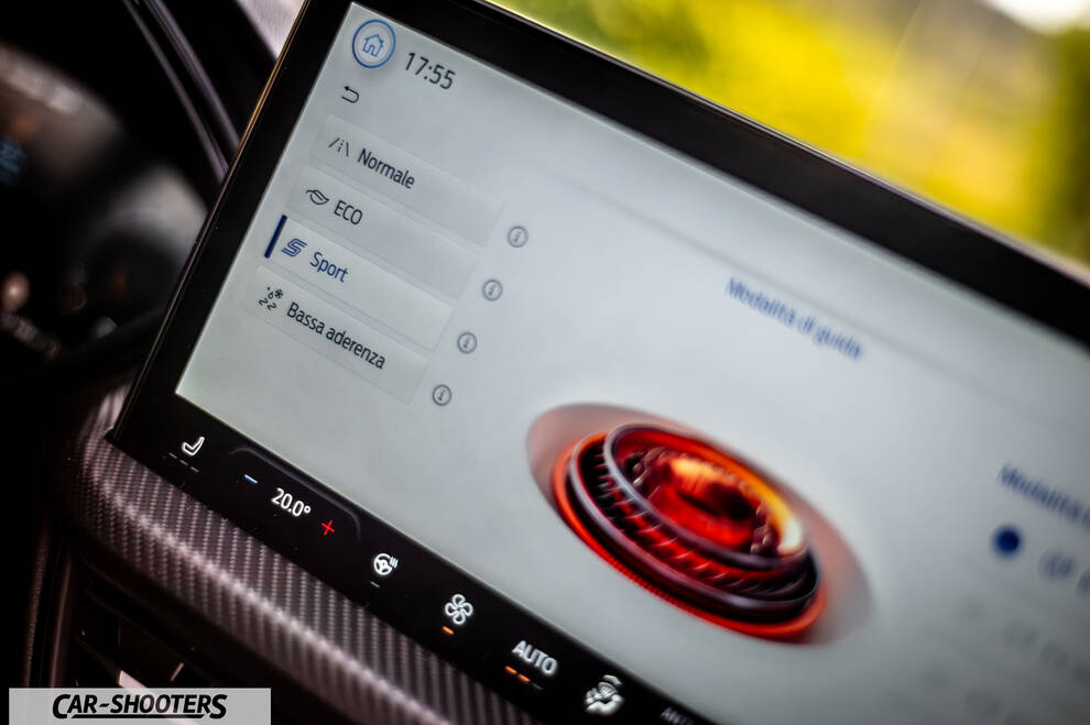 Ford Kuga 2025 – dashboard, touchscreen infotainment display showing driving modes