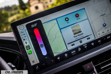 Ford Kuga 2025 – dashboard, large infotainment touchscreen display