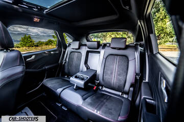 Ford Kuga 2025 – interior, leather rear seats with center armrest