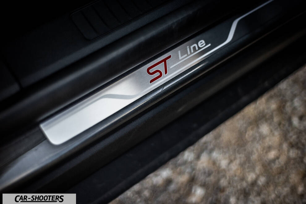 Ford Kuga 2025 – detail, door sill plate close-up