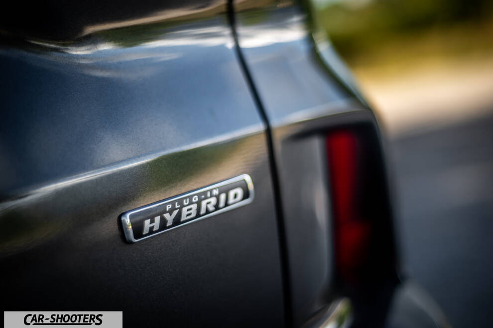 Ford Kuga 2025 – detail, plug-in hybrid badge close-up