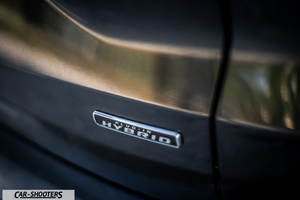 Ford Kuga 2025 – detail, plug-in hybrid badge close-up