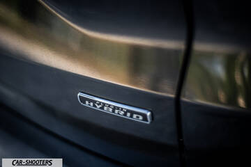 Ford Kuga 2025 – detail, plug-in hybrid badge close-up