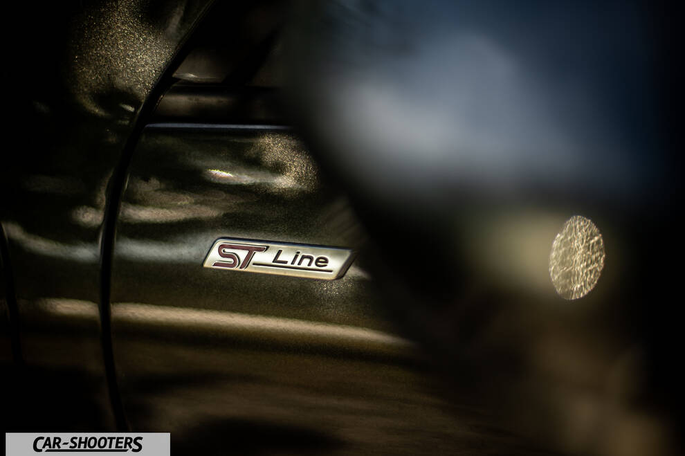 Ford Kuga 2025 – detail, st line badge close up