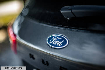 Ford Kuga 2025 – detail, rear badge close-up