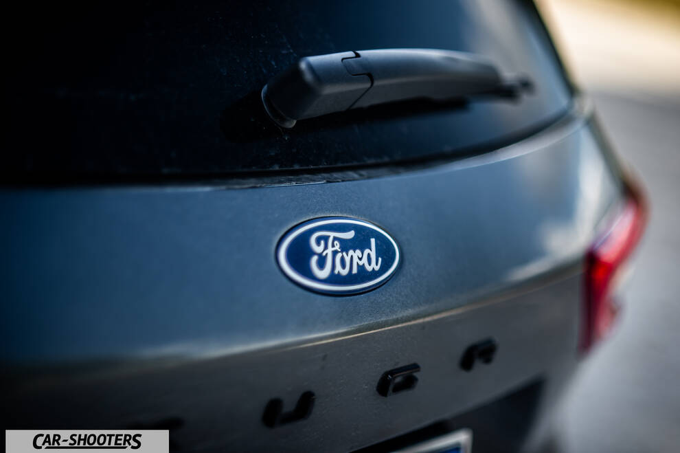 Ford Kuga 2025 – rear view, grey metallic with ford badge close-up