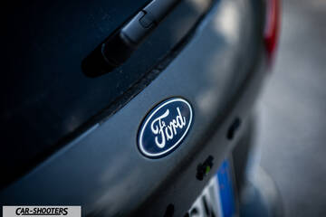 Ford Kuga 2025 – detail, emblem close-up
