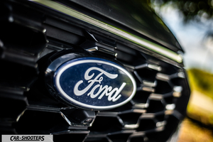 Ford Kuga 2025 – detail, front grille close-up with badge