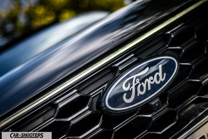 Ford Kuga 2025 – detail, grille and emblem close-up
