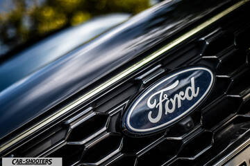 Ford Kuga 2025 – detail, grille and emblem close-up