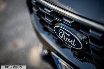 Ford Kuga 2025 – detail, front grille close-up