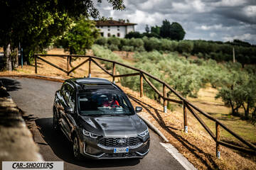Ford Kuga 2025 – front three-quarter, grey metallic on a country road