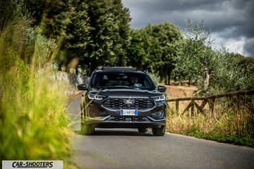 Ford Kuga 2025 – front three-quarter, dark grey on a country road