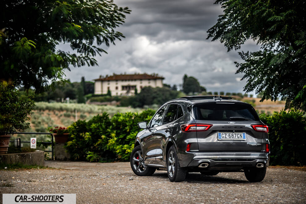 Ford Kuga 2025 – rear three-quarter, grey metallic against a Tuscan villa backdrop