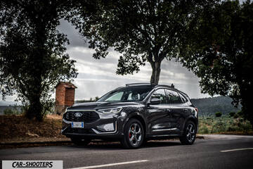 Ford Kuga 2025 – front three-quarter, dark grey on a country road