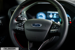 Ford Kuga 2025 – dashboard, leather steering wheel with red stitching