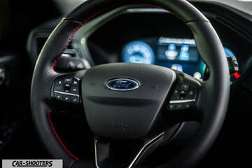 Ford Kuga 2025 – dashboard, leather steering wheel with red stitching