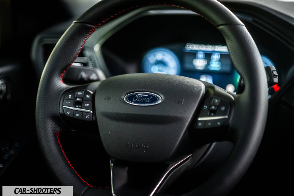 Ford Kuga 2025 – dashboard, leather steering wheel with red stitching