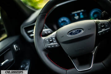 Ford Kuga 2025 – dashboard, leather steering wheel with red stitching