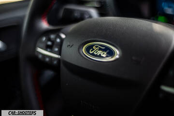 Ford Kuga 2025 – dashboard, steering wheel close-up with ford badge